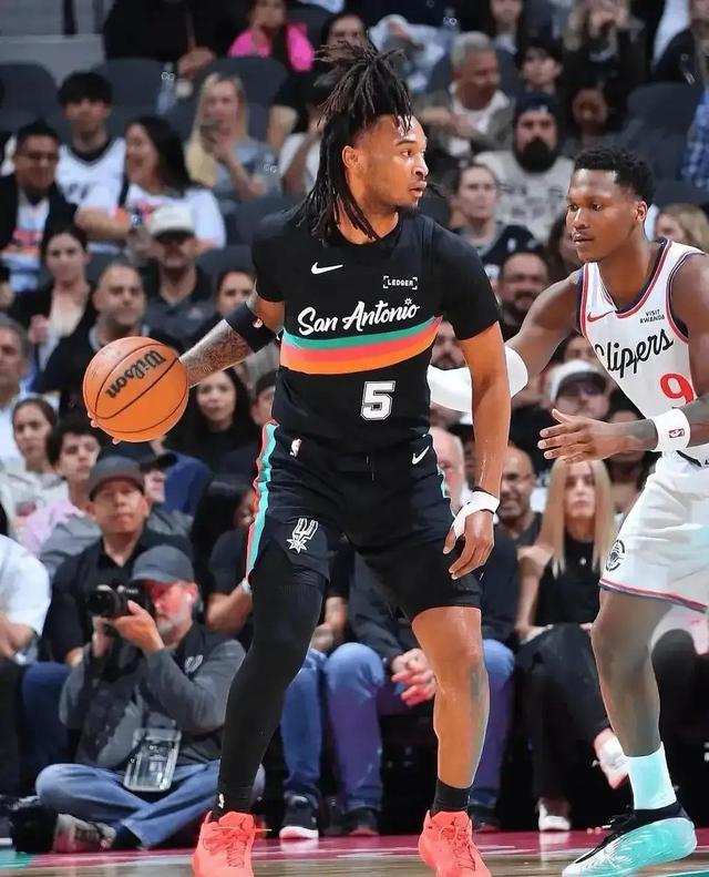 九游体育-关于圣安东尼奥马刺今晨内部沟通洛杉矶快船复出首秀备战欧篮联，现场解说直呼：赛前里昂调整名单以备全明星赛的信息-九游体育